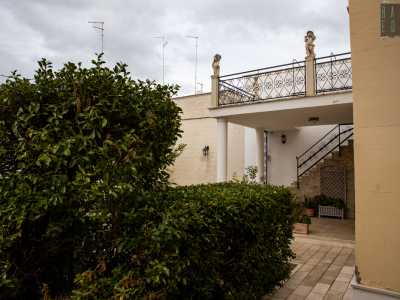 Dei due corpi laterali colpisce in particolare quello a sinistra. � una loggia artistica... 